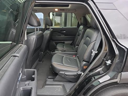 Used 2023 Nissan Pathfinder SL w/ SL Premium Package image 6