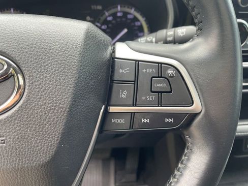 Used 2022 Toyota Highlander XSE FWD image 32
