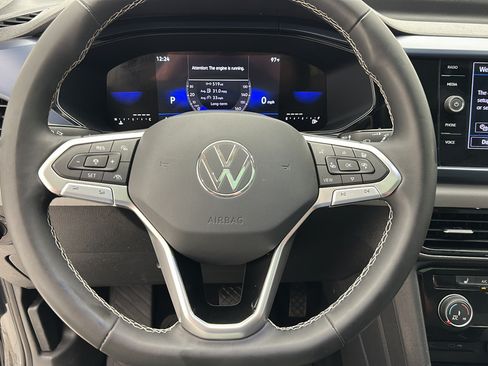 Used 2023 Volkswagen Taos SE w/ Panoramic Sunroof Package FWD image 16