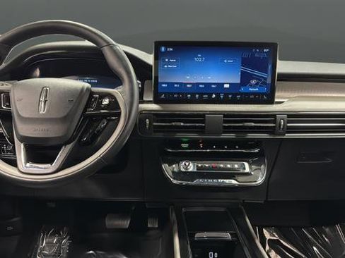 Used 2025 Lincoln Corsair AWD image 11