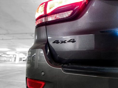 Used 2018 Jeep Grand Cherokee Altitude AWD/4WD image 10