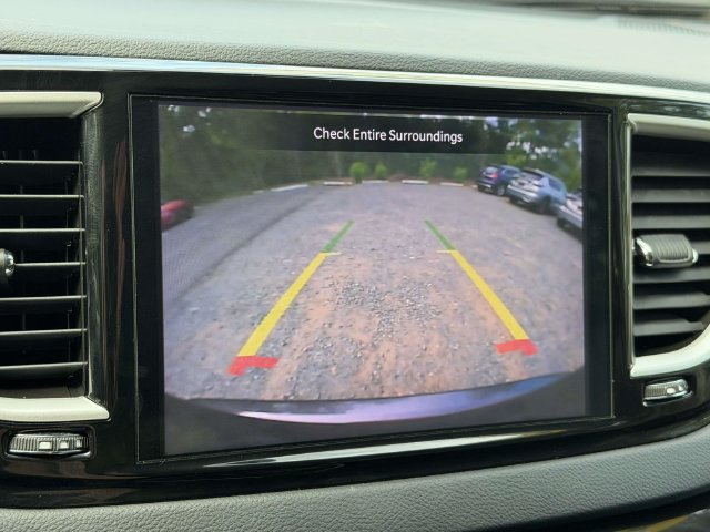 Used 2023 Chrysler Pacifica Touring-L FWD image 2