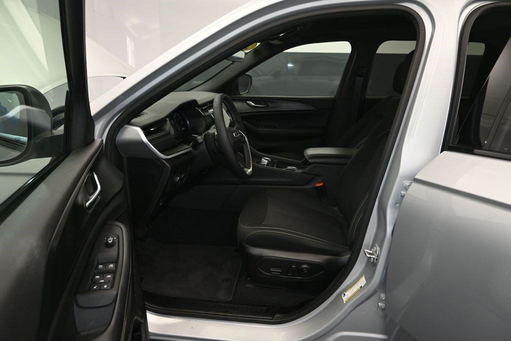 Used 2025 Jeep Grand Cherokee Laredo X AWD/4WD image 14