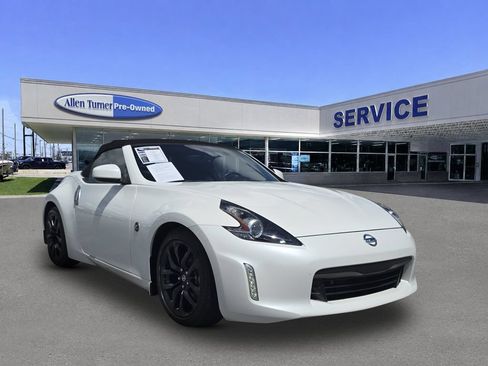 Used 2018 Nissan 370Z Roadster RWD image 2