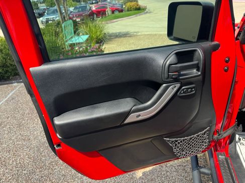 Used 2014 Jeep Wrangler Rubicon w/ Power Convenience Group image 21