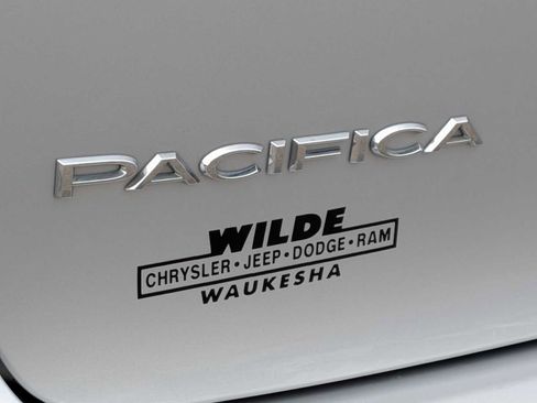 Used 2024 Chrysler Pacifica Touring-L FWD image 12