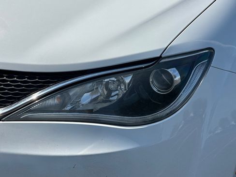 Used 2018 Chrysler Pacifica Touring-L Plus FWD image 50