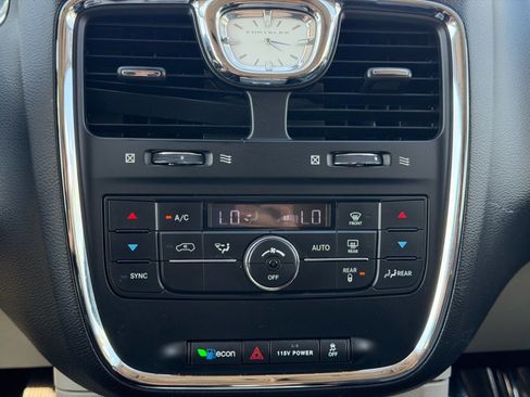 Used 2015 Chrysler Town & Country Touring FWD image 17