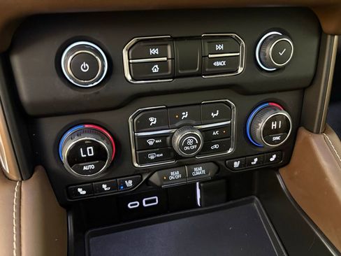 Used 2024 Chevrolet Suburban High Country w/ Premium Package image 34