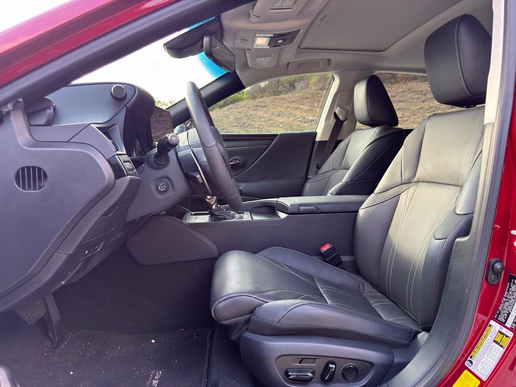Certified 2025 Lexus ES 300h w/ Accessory Package (Z2) FWD image 10