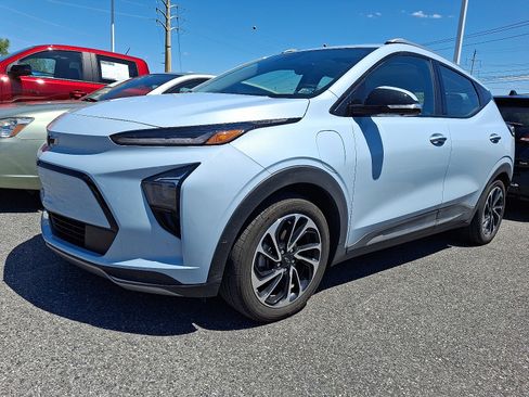 Certified 2023 Chevrolet Bolt EUV Premier w/ Sun & Sound Package FWD image 3