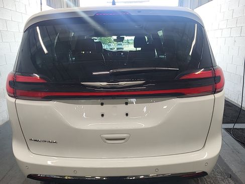 Used 2024 Chrysler Pacifica Touring-L FWD image 5