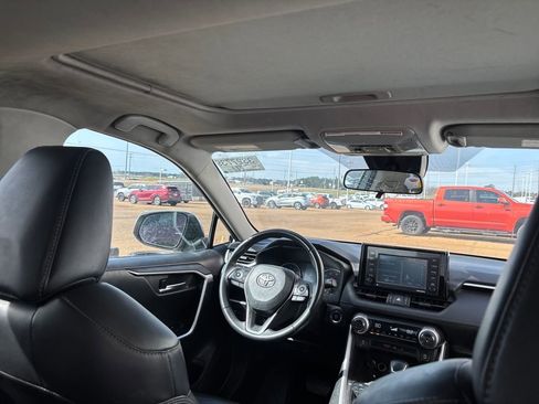 Used 2020 Toyota RAV4 XLE Premium image 25