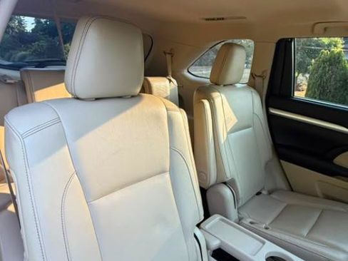 Used 2018 Toyota Highlander XLE AWD/4WD image 18