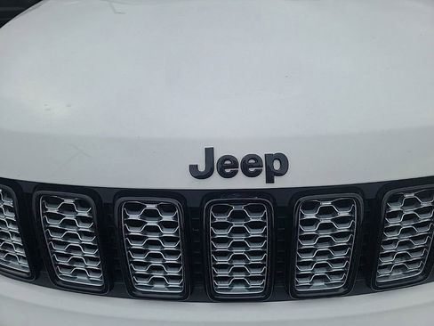 Used 2021 Jeep Grand Cherokee Laredo X image 18