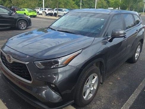 Used 2023 Toyota Highlander LE FWD image 9