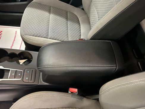 Used 2022 Ford Escape SE w/ SE Sport Appearance Package image 17