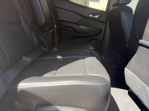 Used 2023 GMC Acadia SLT FWD image 15