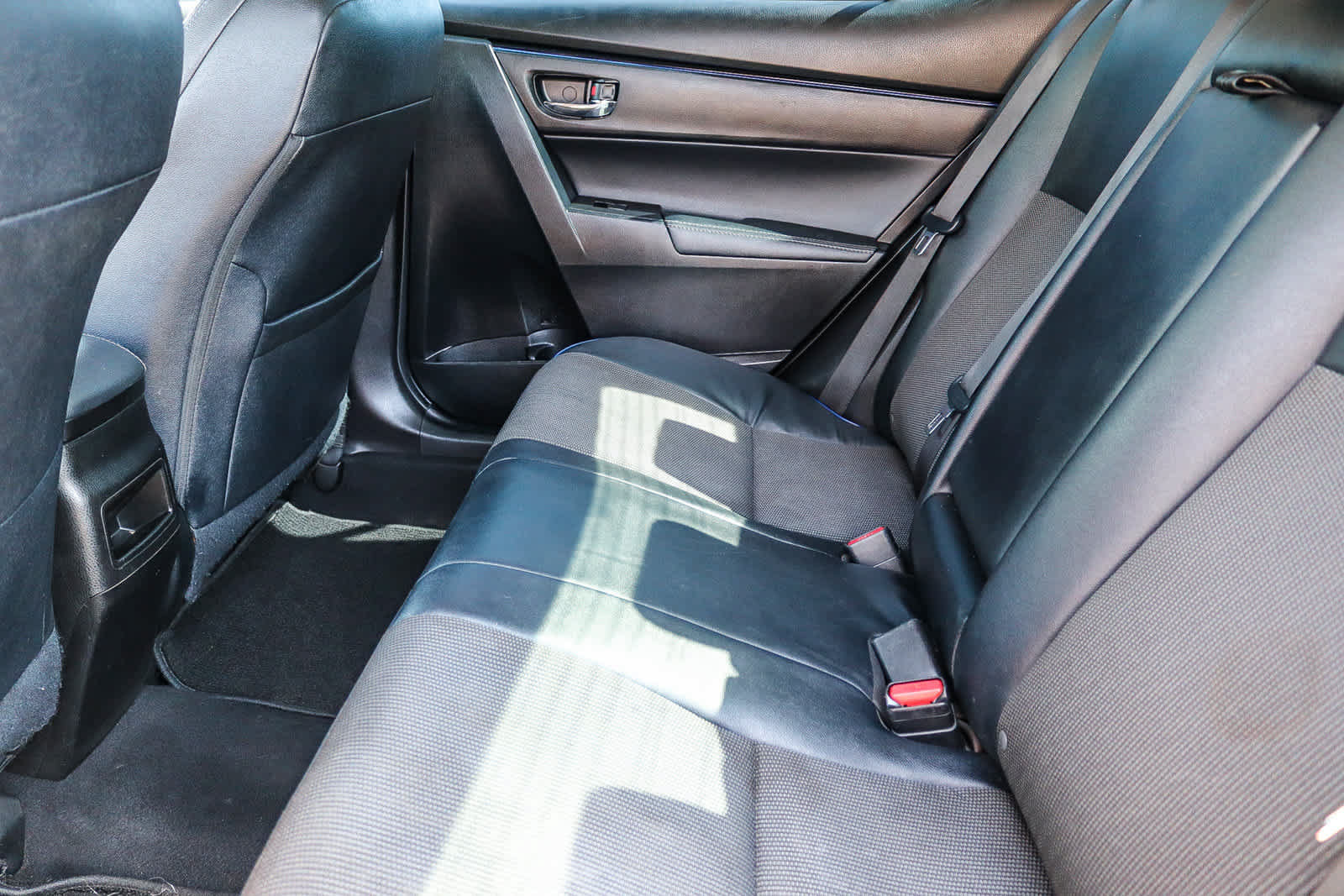 Used 2019 Toyota Corolla SE w/ Carpet Mat Package (TMS) FWD image 15
