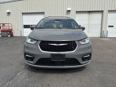 Used 2021 Chrysler Pacifica Touring-L image 2