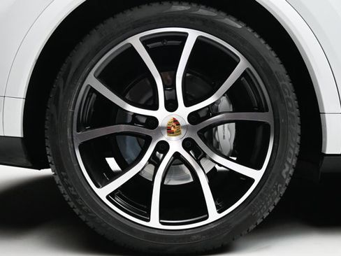 Used 2019 Porsche Cayenne Turbo w/ Premium Plus Package image 38