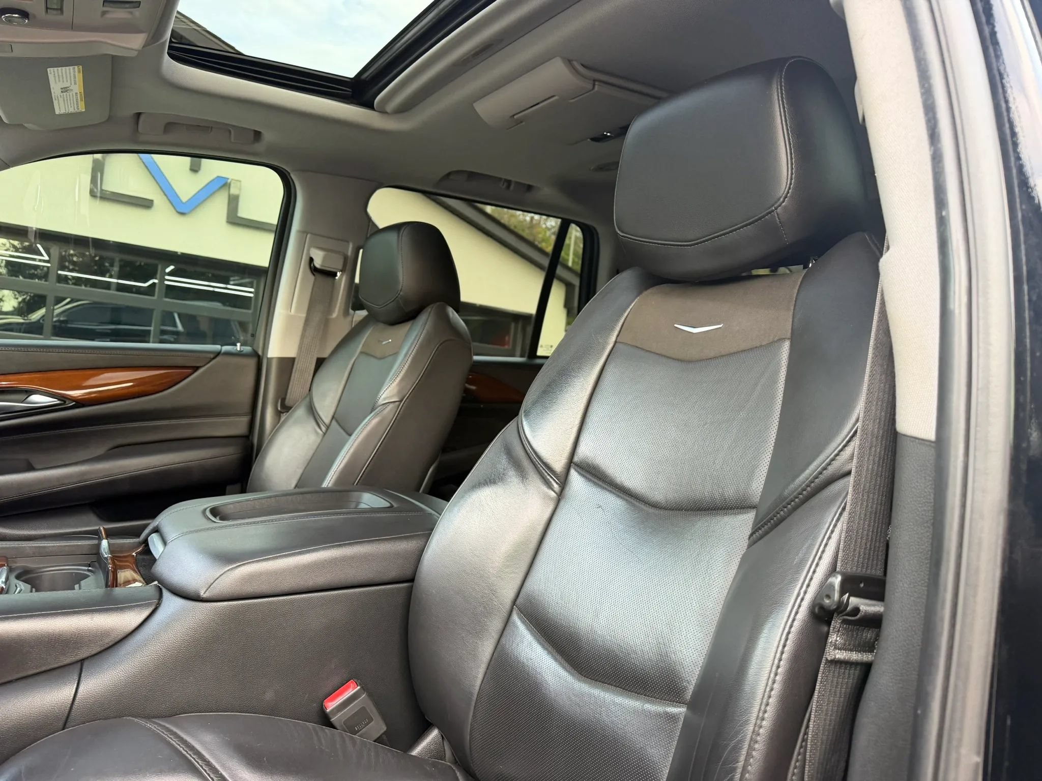 Used 2019 Cadillac Escalade Luxury AWD/4WD image 16