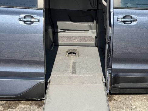 Used 2016 Toyota Sienna XLE FWD image 12