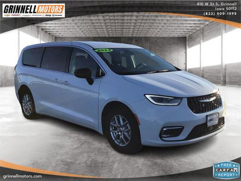 Used 2024 Chrysler Pacifica Touring-L image 3