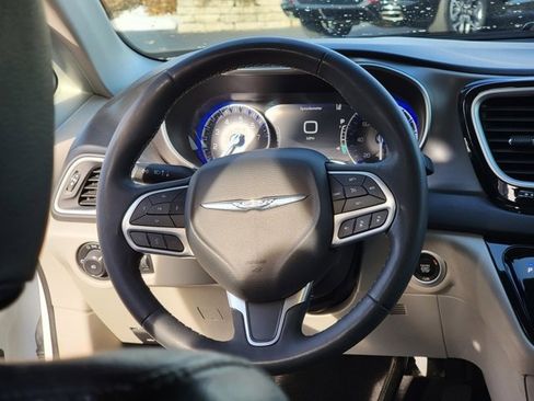 Used 2022 Chrysler Pacifica Touring-L image 24