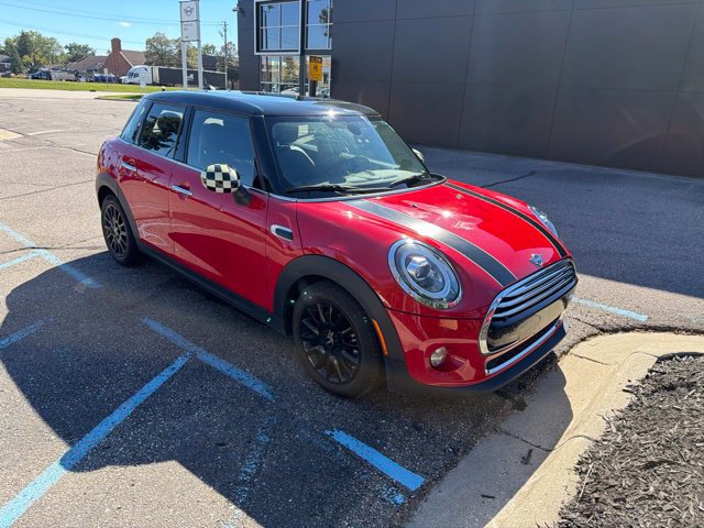Used 2019 MINI Cooper 4-Door Hardtop w/ Premium Package FWD image 3