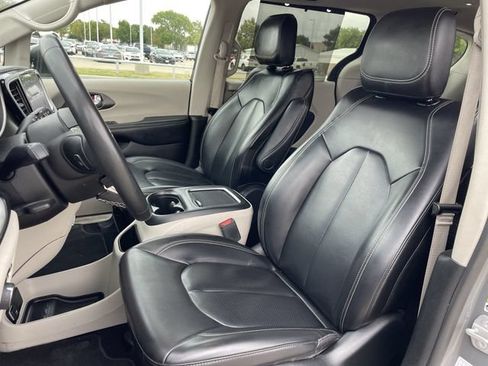 Used 2023 Chrysler Pacifica Touring-L FWD image 24