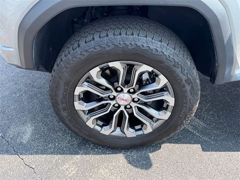 Used 2024 GMC Canyon Denali image 13