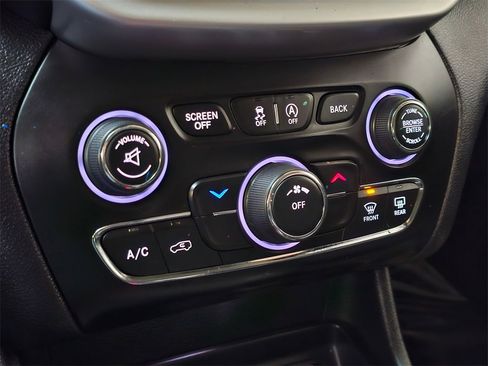 Used 2017 Jeep Cherokee Trailhawk image 28