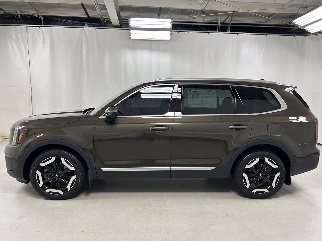 Used 2025 Kia Telluride EX w/ EX Captain's Chair Package AWD/4WD image 8