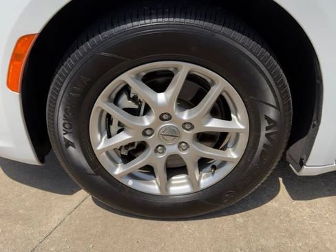 Used 2024 Chrysler Pacifica Touring-L FWD image 9
