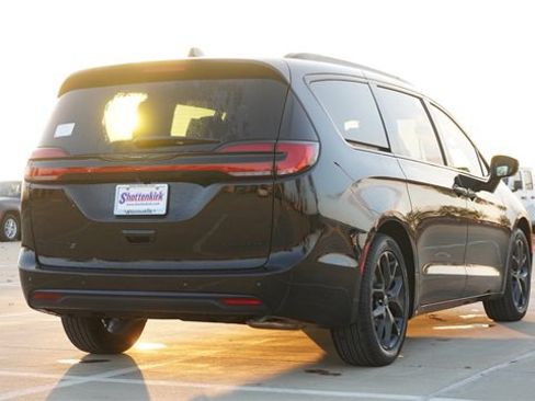New 2026 Chrysler Pacifica Limited image 9