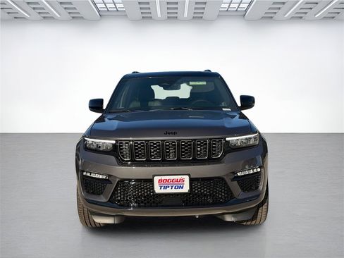 New 2025 Jeep Grand Cherokee Summit image 2