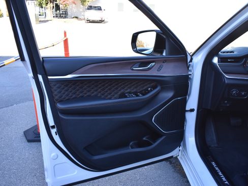 Used 2025 Jeep Grand Cherokee Summit image 24