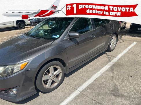 Used 2014 Toyota Camry SE w/ Moonroof Package FWD image 1