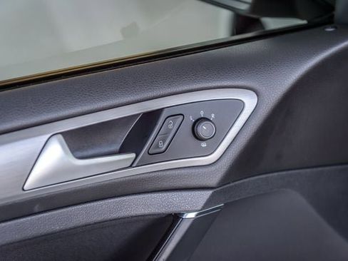 Used 2016 Volkswagen Golf S image 45