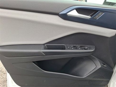 Used 2022 Volkswagen Taos SE w/ Panoramic Sunroof Package image 12