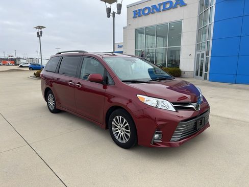 Used 2020 Toyota Sienna XLE image 3