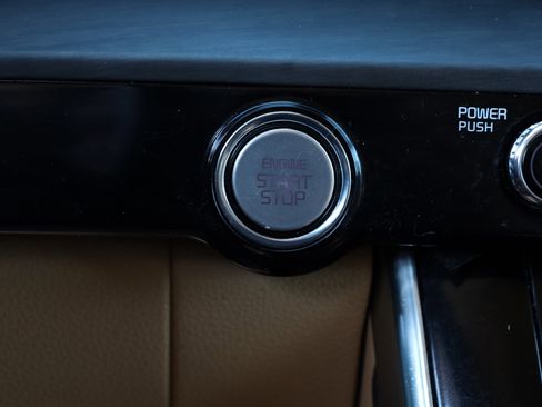 Used 2022 Kia Carnival EX image 11