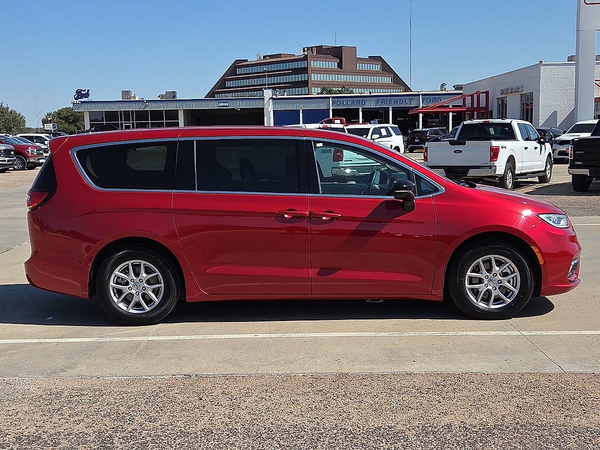 Used 2024 Chrysler Pacifica Touring-L FWD image 6