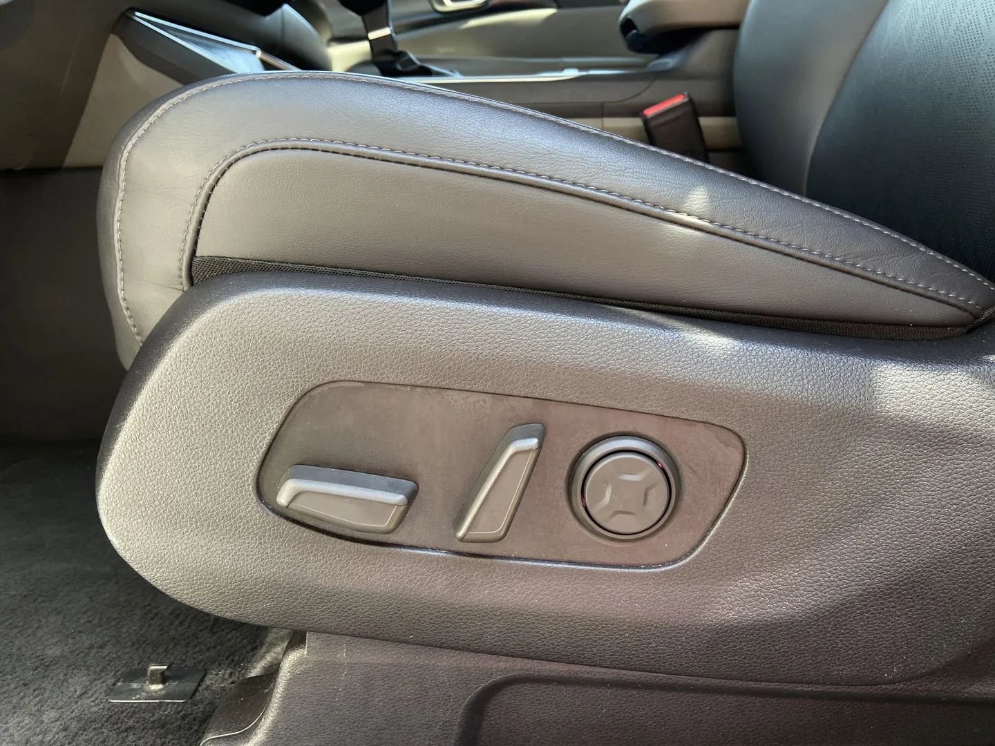 Used 2025 Kia Carnival FWD image 12