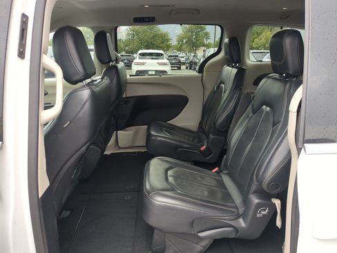 Used 2022 Chrysler Pacifica Touring-L FWD image 28