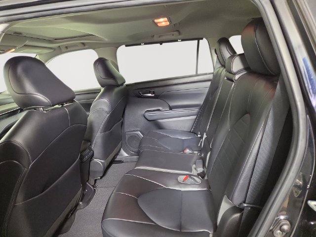 Used 2022 Toyota Highlander XLE FWD image 15