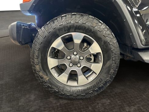 Used 2018 Jeep Wrangler Unlimited Sahara w/ Dual Top Group AWD/4WD image 13