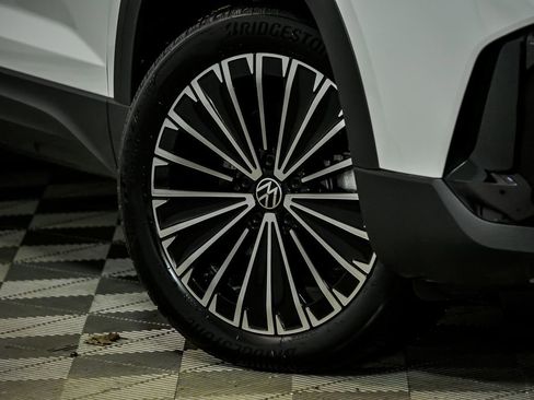 Used 2025 Volkswagen Taos SE w/ Panoramic Sunroof Package image 3