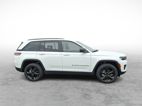 Used 2023 Jeep Grand Cherokee Altitude image 5